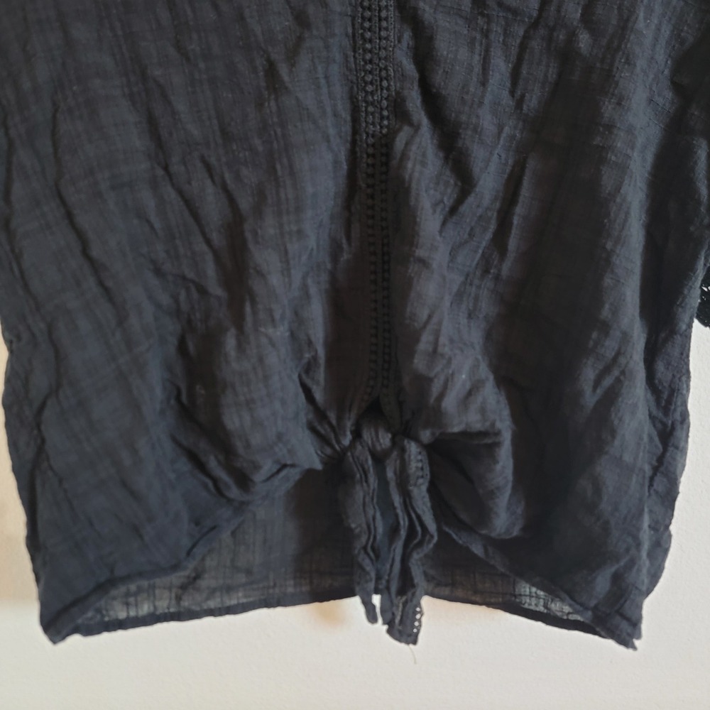 Max Studio Black Textured Gauze Front Tie Crochet Lace Trim V-Neck Top Medium - Picture 5 of 11